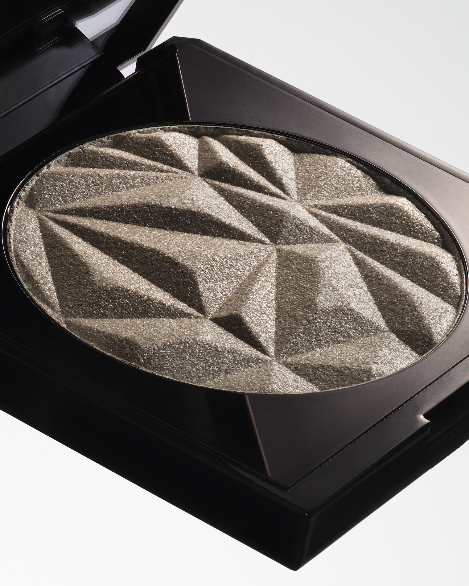 16 Alessandro-Sorci_Cosmetics_Elle7_Craetive-Paris.jpg File type: image/jpeg