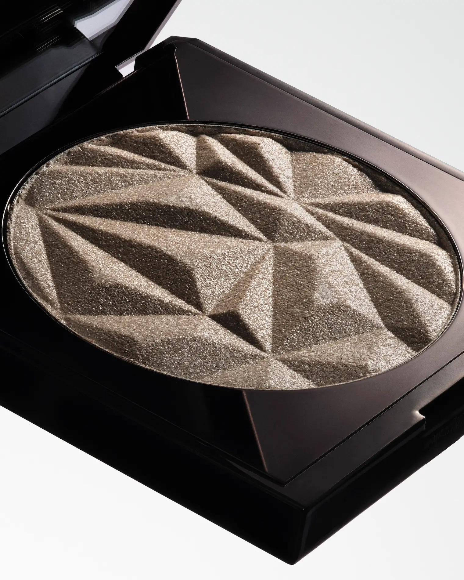 65_Alessandro-Sorci_Cosmetics_Elle7_Craetive-Paris.webp File type: image/webp