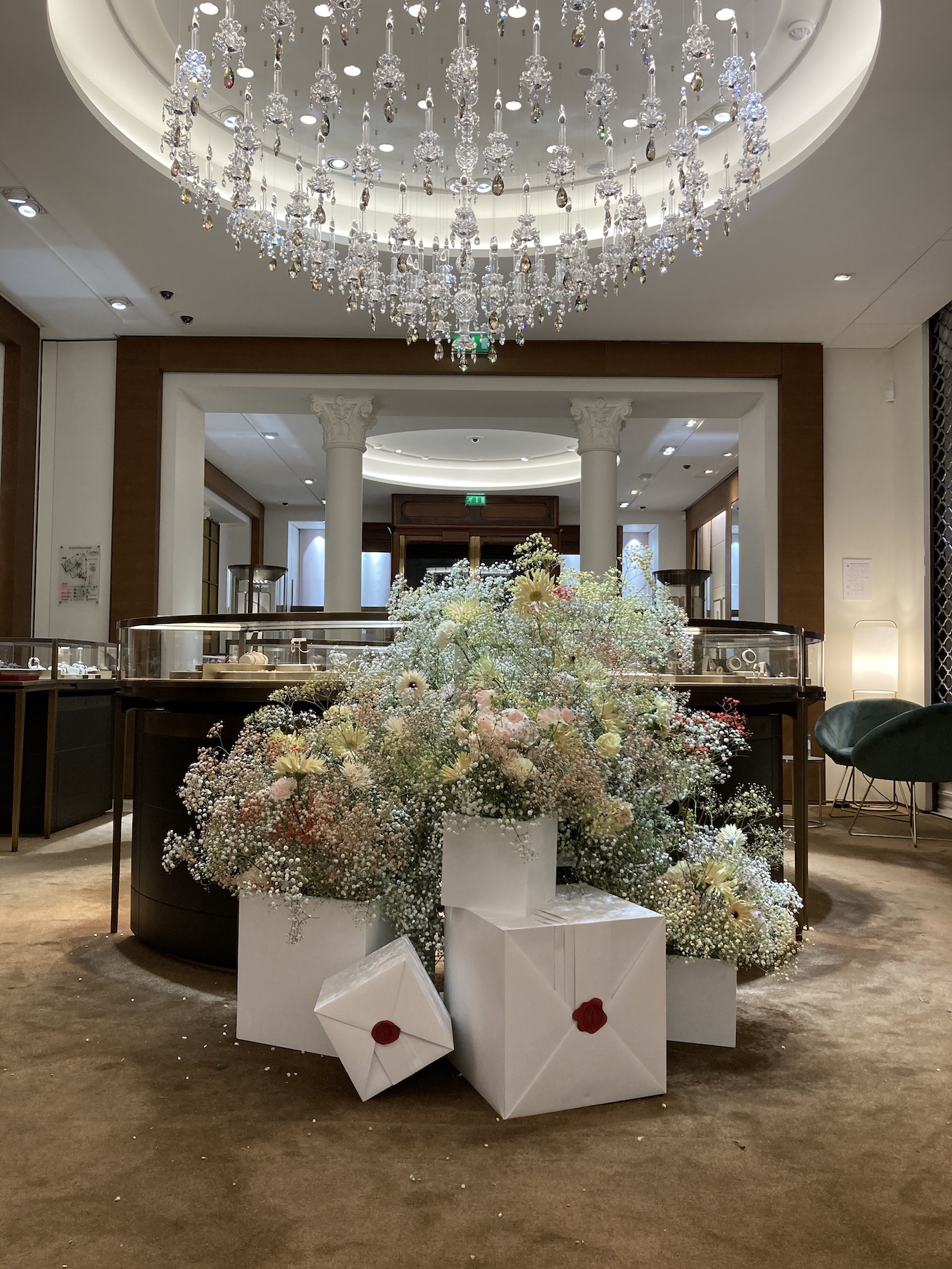 052 Cloe Vriet Craetive Paris Paper Artist Event Scenography